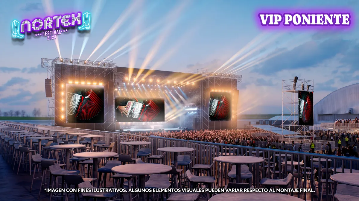 Vista desde la zona VIP poniente: mesas altas con bancos frente al escenario, iluminado al atardecer, con el público general al fondo